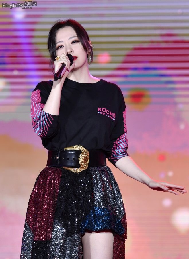 Jane Zhang steps on her feet and her sky-high legs are charming(4/7)