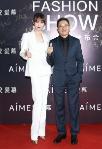 李昕岳脚上穿的尖头细高跟很性感
