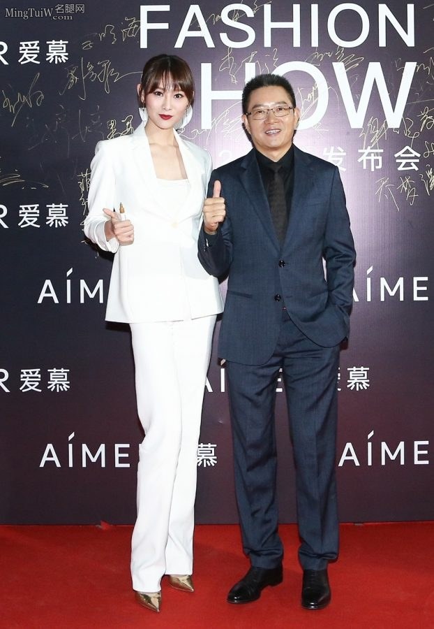 李昕岳脚上穿的尖头细高跟很性感(2/4)