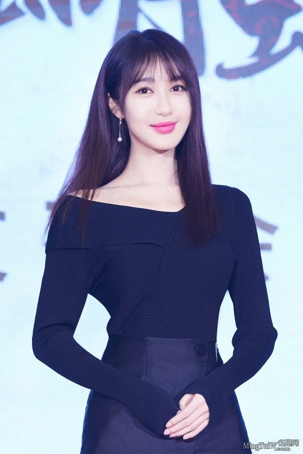美女明星李菲儿玉足踩高跟鞋亮相发布会(6/8)