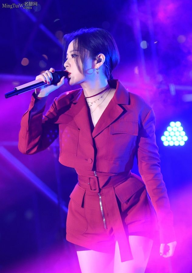 Is the black underwear on Jane Zhang's lower body? She really has a set.(3/11)