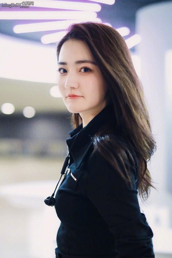 长相甜美的美女徐璐美腿短靴街拍(3/4)