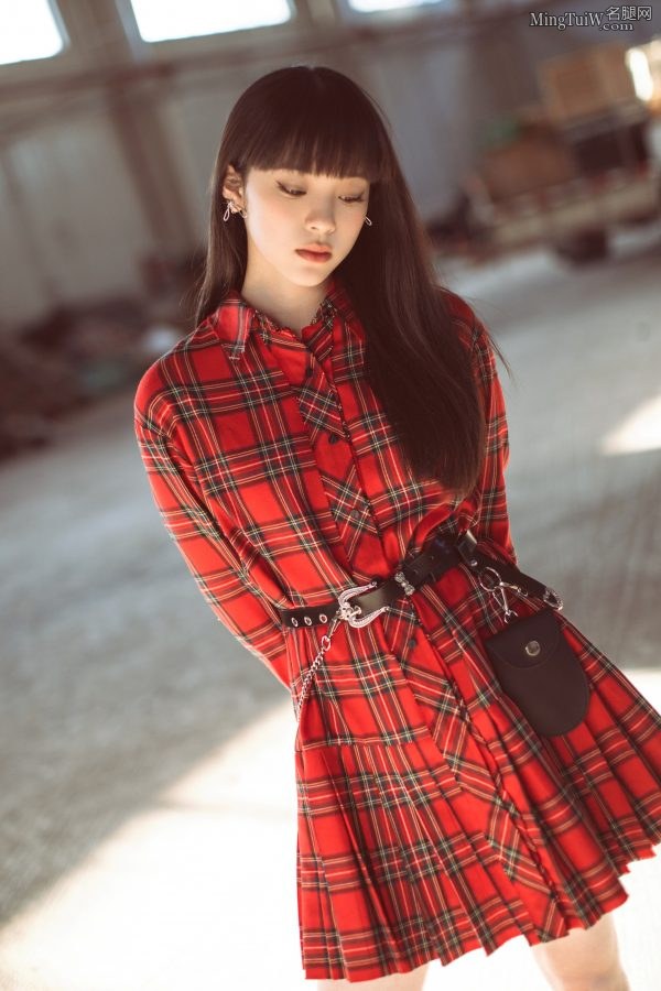 长直发美少女欧阳娜娜的细白腿(3/13)