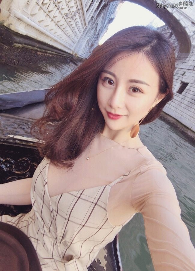 纪文君在威尼斯穿上秀腿酥胸微露(4/6)
