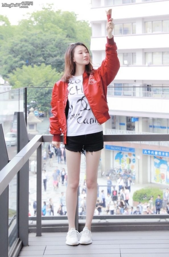 邻家女孩李昕岳你吃你的冰激凌我看你的白美腿(2/2)