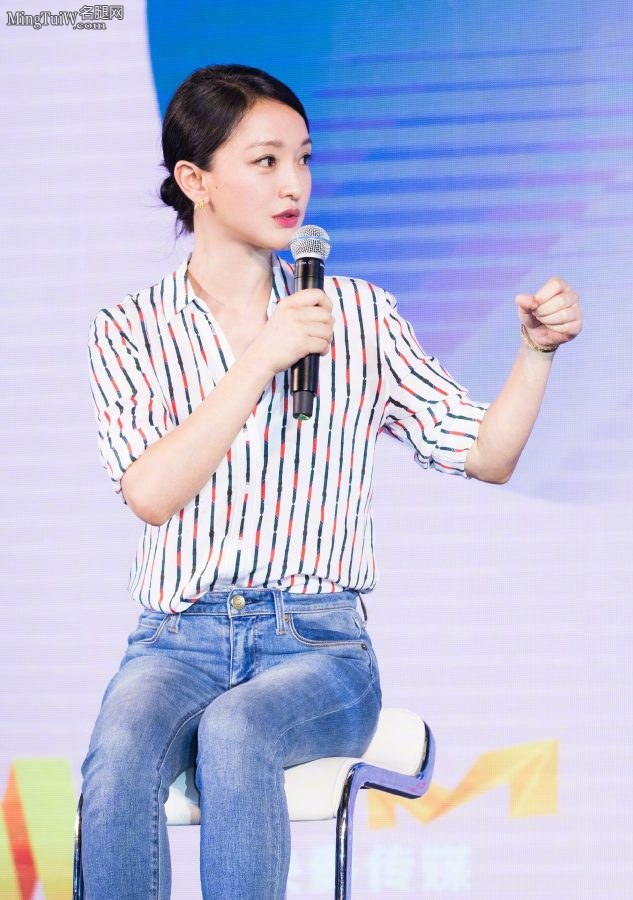 周迅身穿紧身牛仔裤凸显优美腿部线条(4/6)