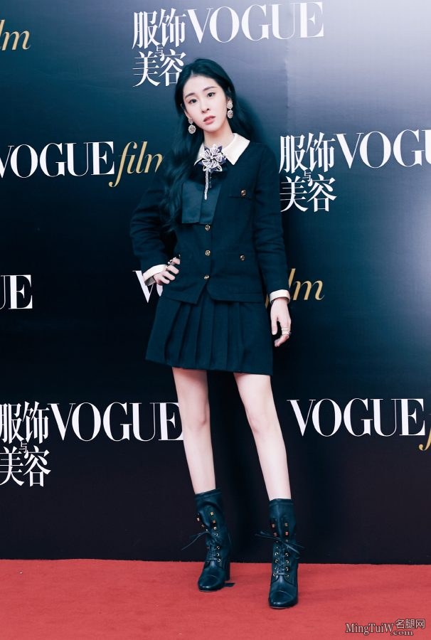 外形高挑清新的市里女歌手张碧晨短靴美腿(2/2)