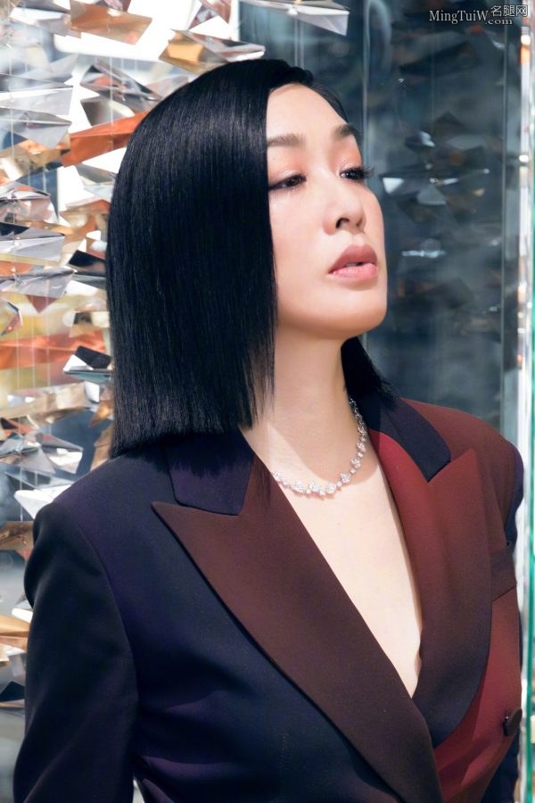 钟丽缇脚踩尖头细高跟鞋玉腿修长(8/8)