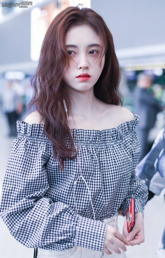 鞠婧祎机场照波浪长发香肩微露(8/13)