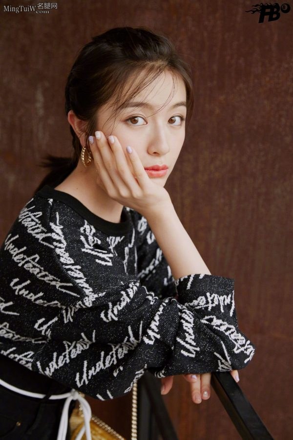 可爱清纯的大眼睛姑娘李兰迪美腿细高跟鞋(5/8)