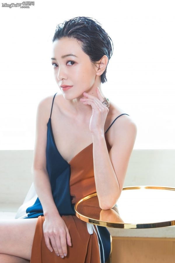 气质女星郭采洁吊带礼服下的美丽玉腿(3/9)