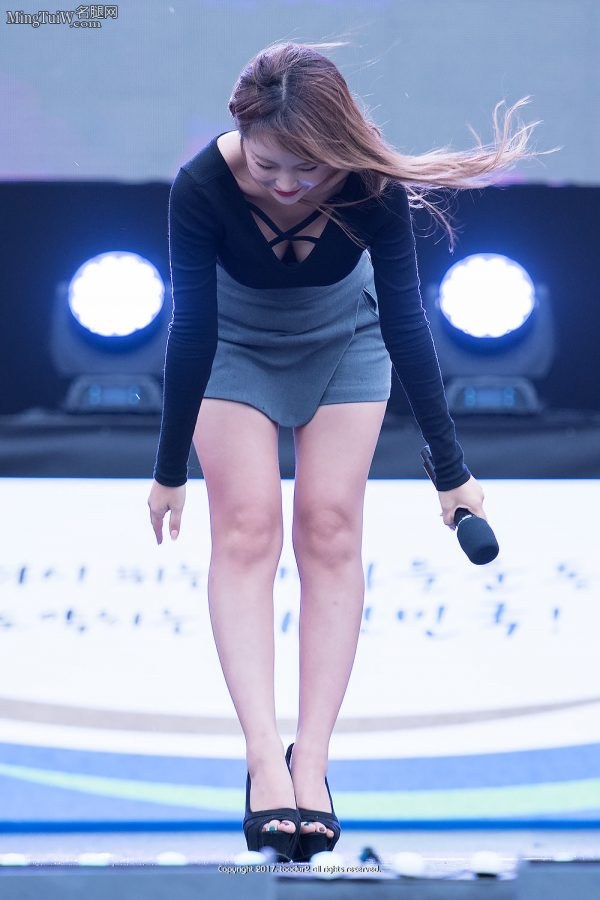 韩国女星洪真英玉足踩高跟鞋现场(21/21)