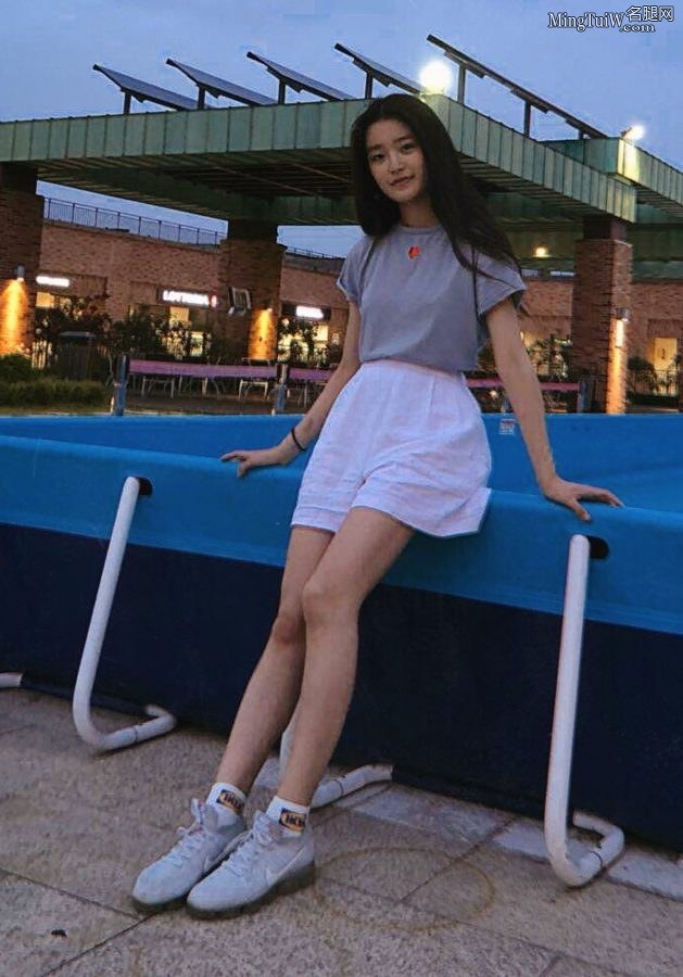 纯美的小精灵柴蔚白皙玉腿生活照(2/7)