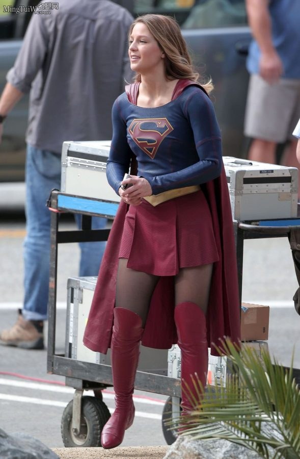 《女超人》Melissa Benoist黑丝袜靴子片场照片（第3张/共7张）