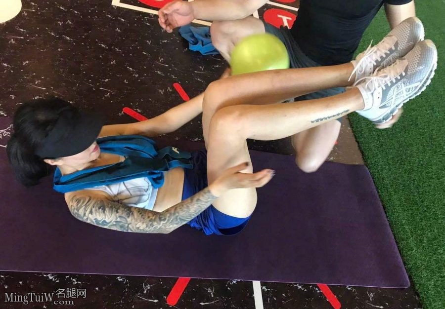 热爱运动的谭维维练出结实匀称的美腿(1/5)