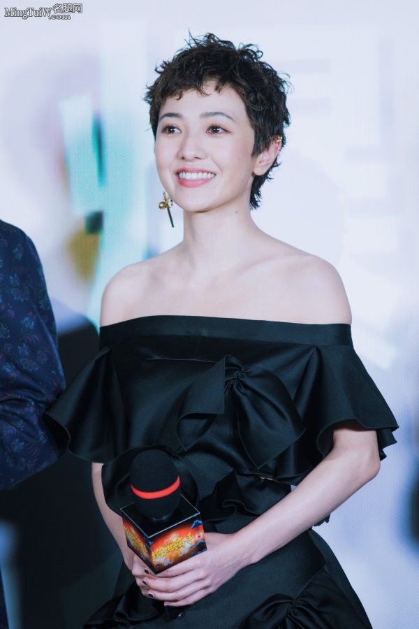 Exquisite short-haired beauty Guo Caijie shows off her shoulders and feet(9/9)