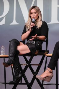金发美女演员Hilary Duff穿高跟靴子翘二郎腿