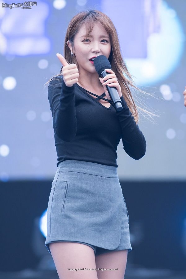 韩国女星洪真英玉足踩高跟鞋现场(13/21)