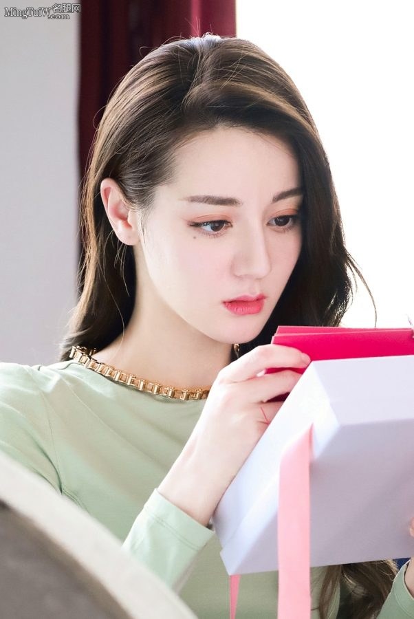 迪丽热巴绿裙配细高跟鞋太美不敢看(2/3)