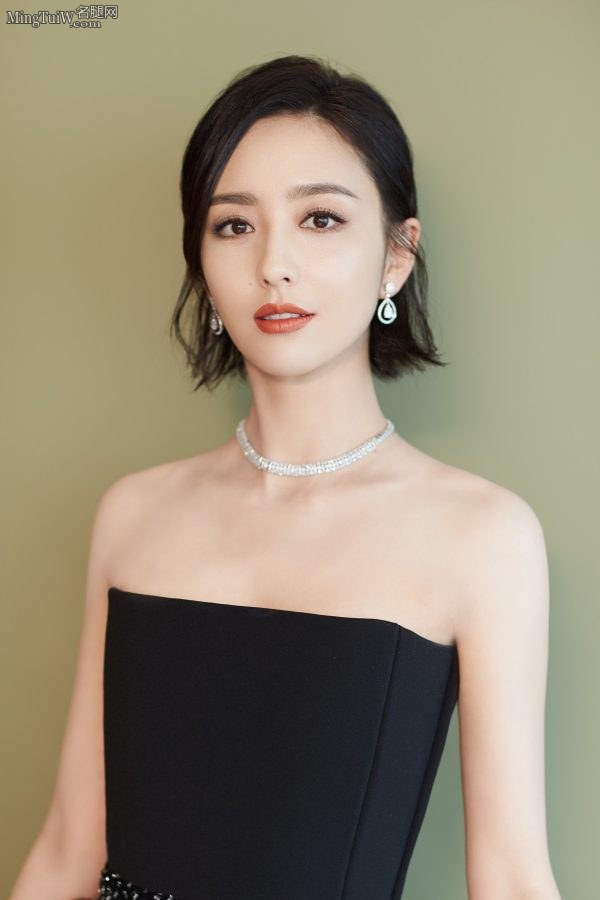 佟丽娅露香肩玉背从头到脚都是如此精致完美(2/6)