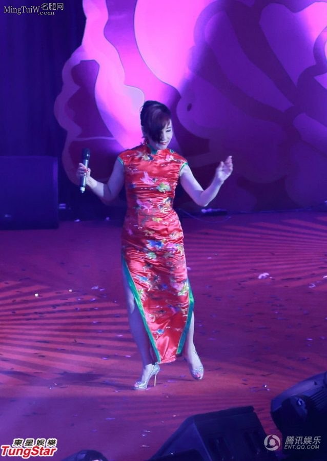 汪明荃穿大红色旗袍风采不减当年(6/8)