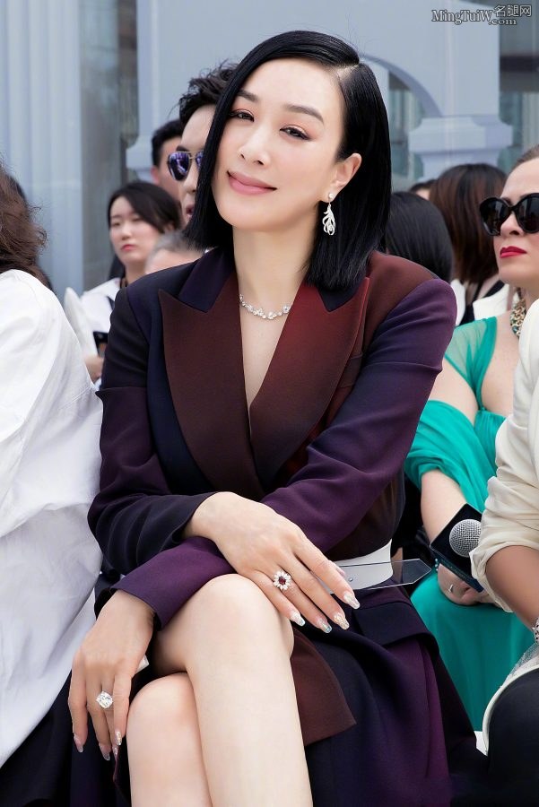 钟丽缇脚踩尖头细高跟鞋玉腿修长(3/8)