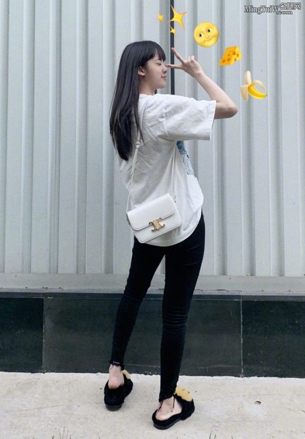 小美女欧阳娜娜小白脚丫穿拖鞋玩的很开心(6/7)