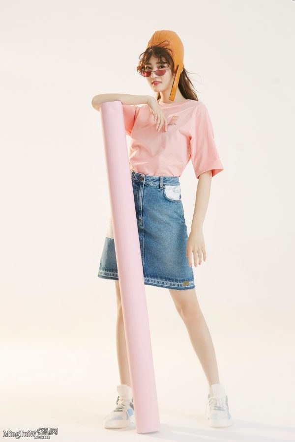 高颜值美女徐璐纯美写真玉腿白皙光滑(3/7)