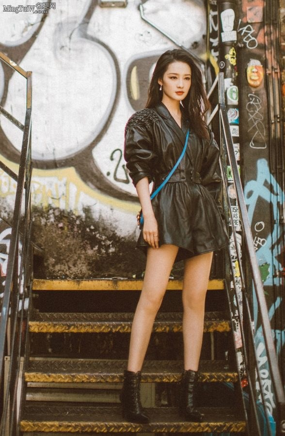 又酷又美的女星李沁穿黑色连体皮短裤和高跟靴子在伦敦街头拍写真(3/7)