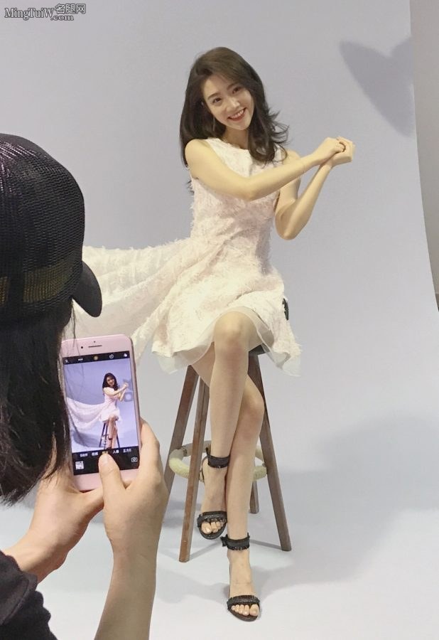 小仙女主持人张纯烨拍写真双腿交叉(5/6)