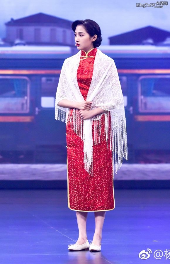 一老一少王琳和关晓彤穿旗袍带你穿越(7/8)