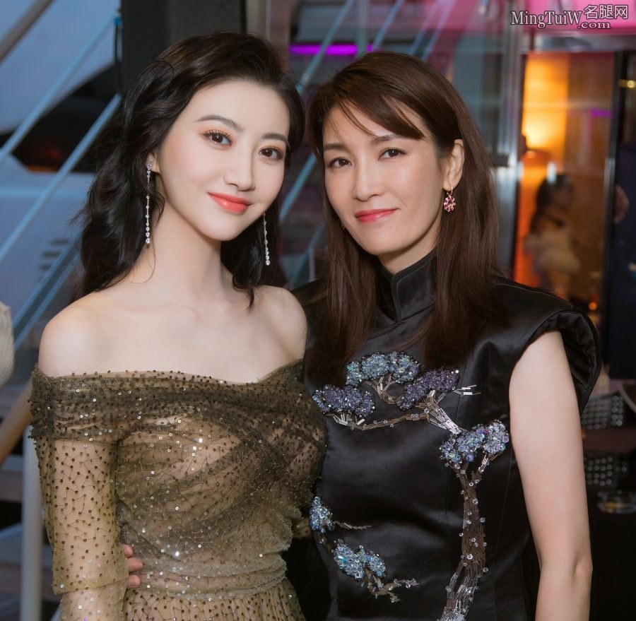 景甜大方展示白皙光滑的美肩,玉腿若隐若现(5/9)