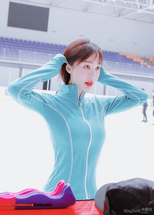 冰上的小仙女李菲儿紧身衣前凸后翘(5/7)