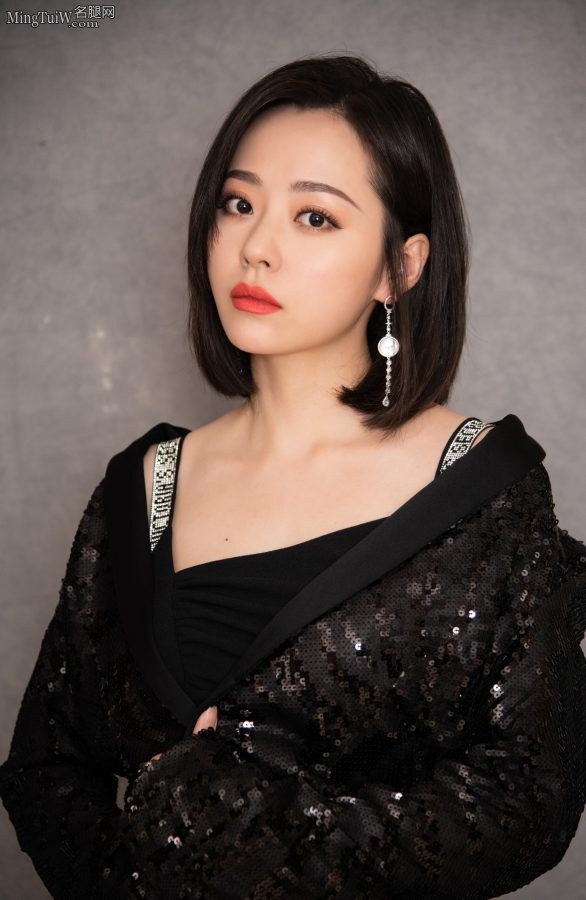 张靓颖的美妙玉腿配上细高跟鞋充满女人味(3/9)