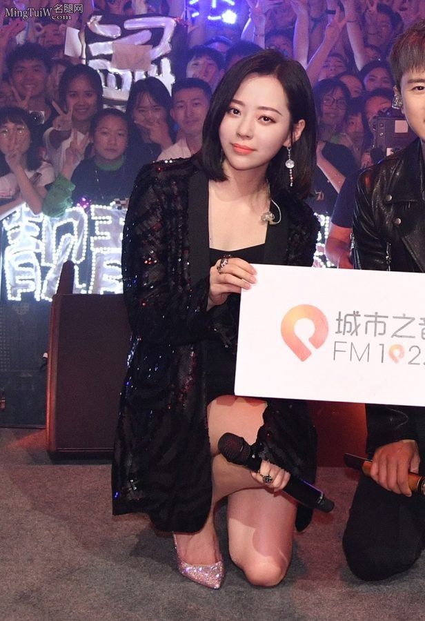 张靓颖的美妙玉腿配上细高跟鞋充满女人味(9/9)