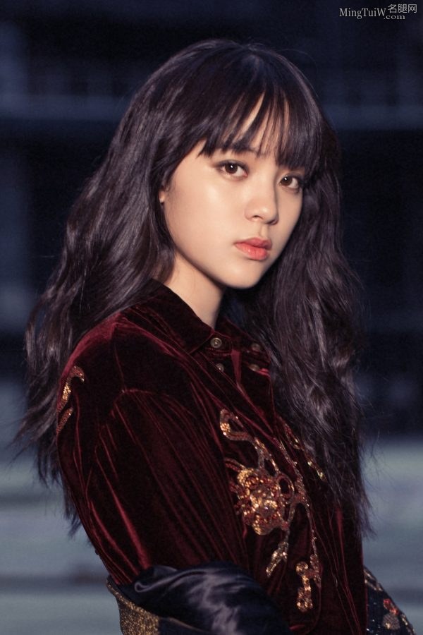 欧阳娜娜脚穿短靴美腿笔直修长(3/12)