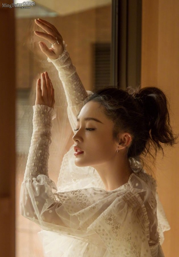 李沁光腿玉足写真优美的线条太诱人(6/10)