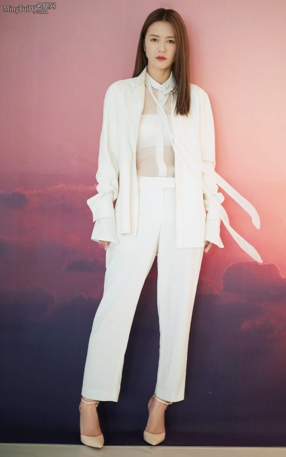 The temperamental sister Tan Weiwei wears pointed stiletto heels(2/6)