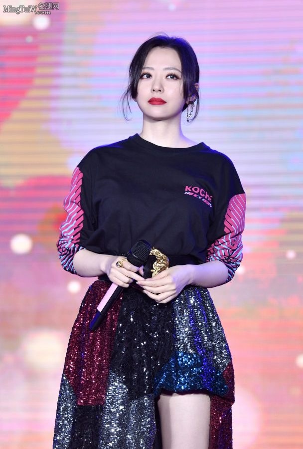 张靓颖脚踩恨天高美腿迷人(5/7)