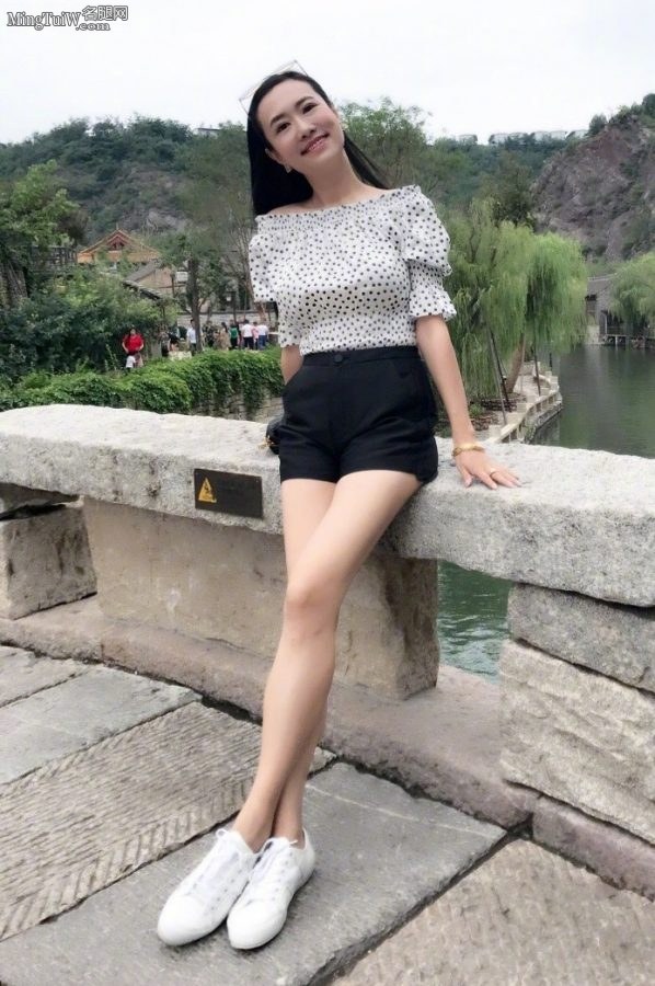 美女主播王曦梁露美腿畅游水镇(1/2)