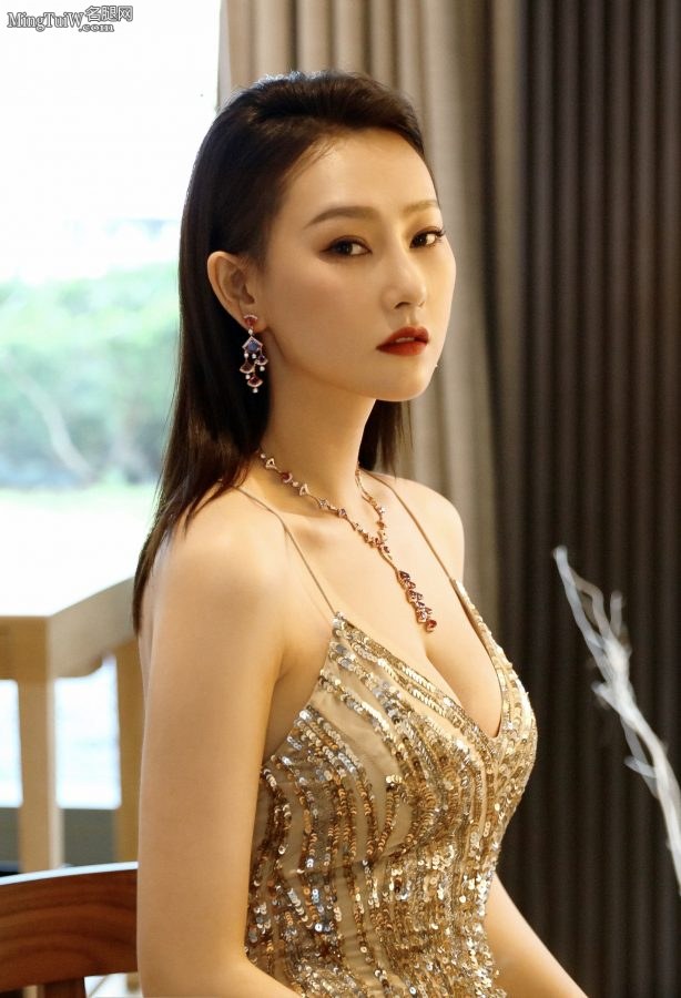 模特出身的李昕岳美胸长腿身材果然不一般(5/9)