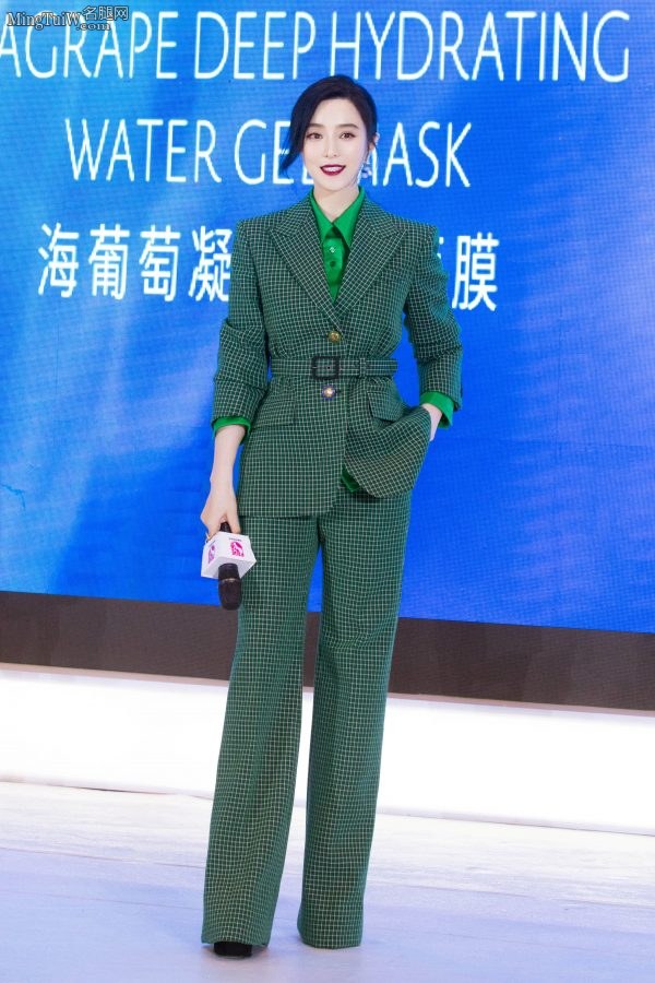 美艳红唇范冰冰身穿清新绿色套装(1/6)