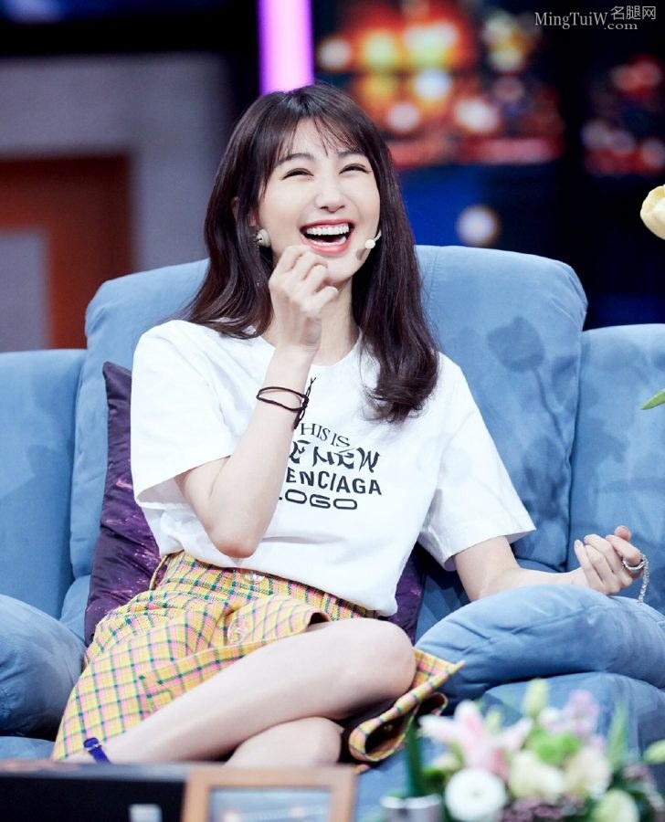 李菲儿白皙滑嫩玉足踩一字带凉高录制《非常静距离》(6/10)