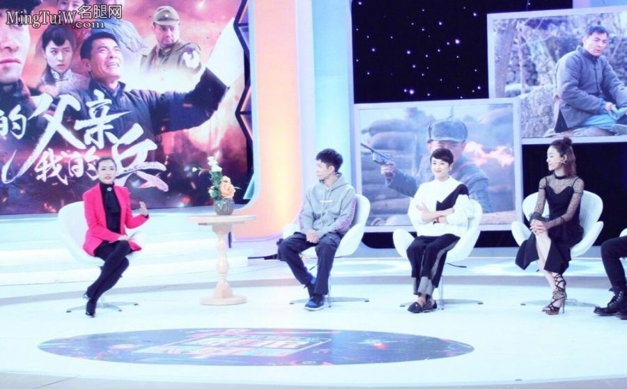 美腿主持人王曦梁穿黑色裤袜主持节目(5/11)