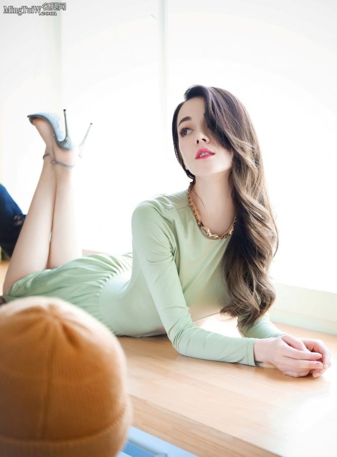 迪丽热巴绿裙配细高跟鞋太美不敢看(1/3)