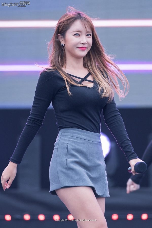 韩国女星洪真英玉足踩高跟鞋现场(18/21)