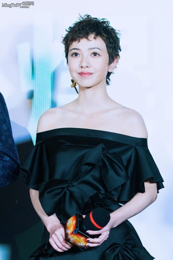 精致的短发美女郭采洁展露香肩和玉足(6/9)