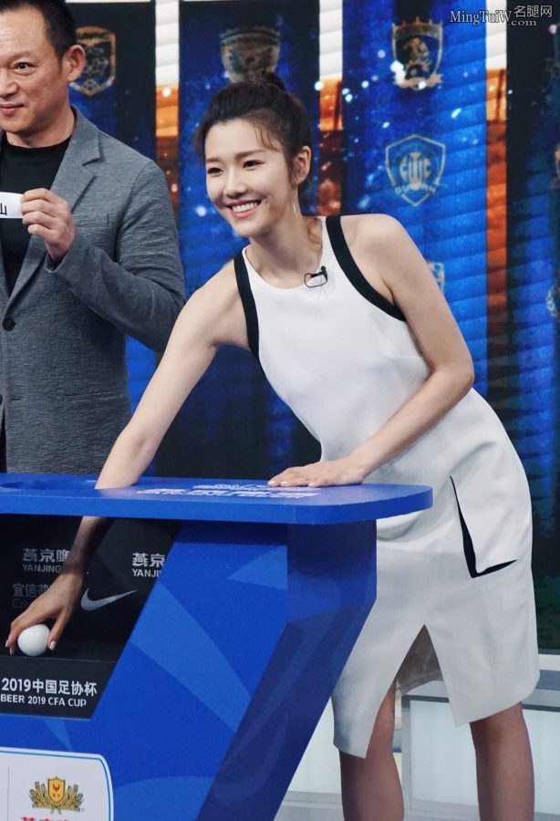 美女主持人刘语熙穿性感尖头高跟鞋参加抽签仪式(2/3)