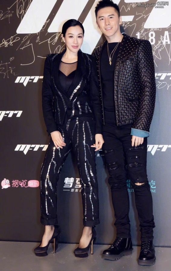 钟丽缇即使是穿长裤也要穿丝袜给她点个赞(3/5)