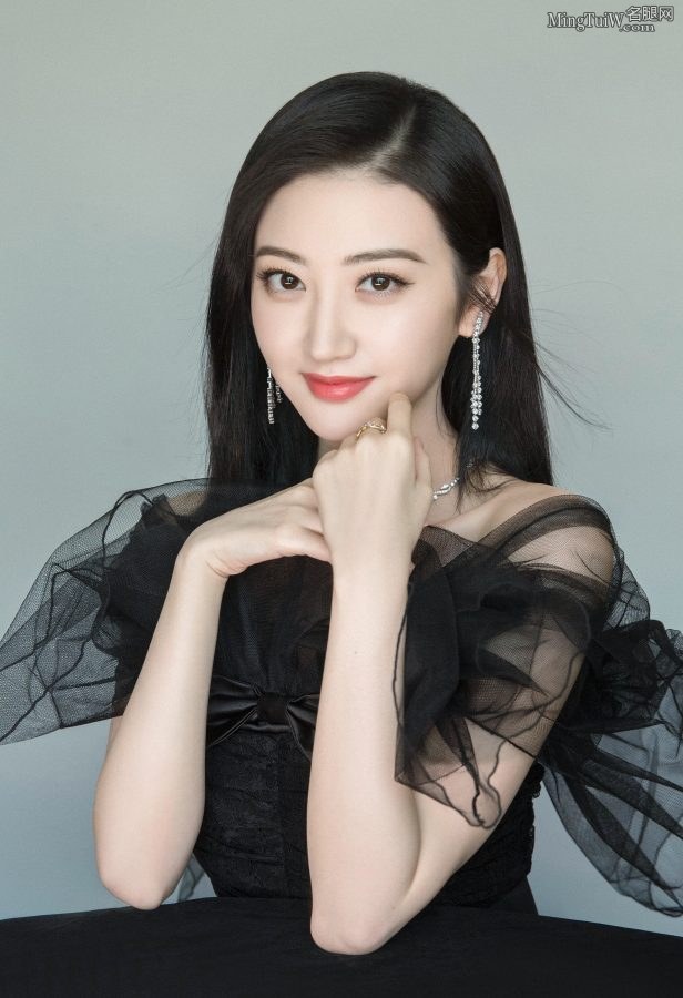 年轻貌美的女星景甜顶级玉腿(3/14)